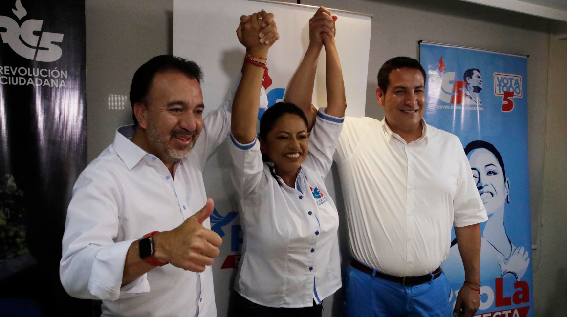 Pabel Muñoz (izquierda) festeja, tras conocer que será el nuevo alcalde de Quito, el 5 de febrero de 2023 en Quito.