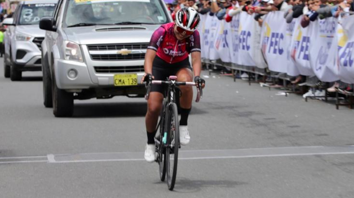 Heidi Flores, en la meta del Nacional de Ciclismo, el 12 de febrero de 2023.