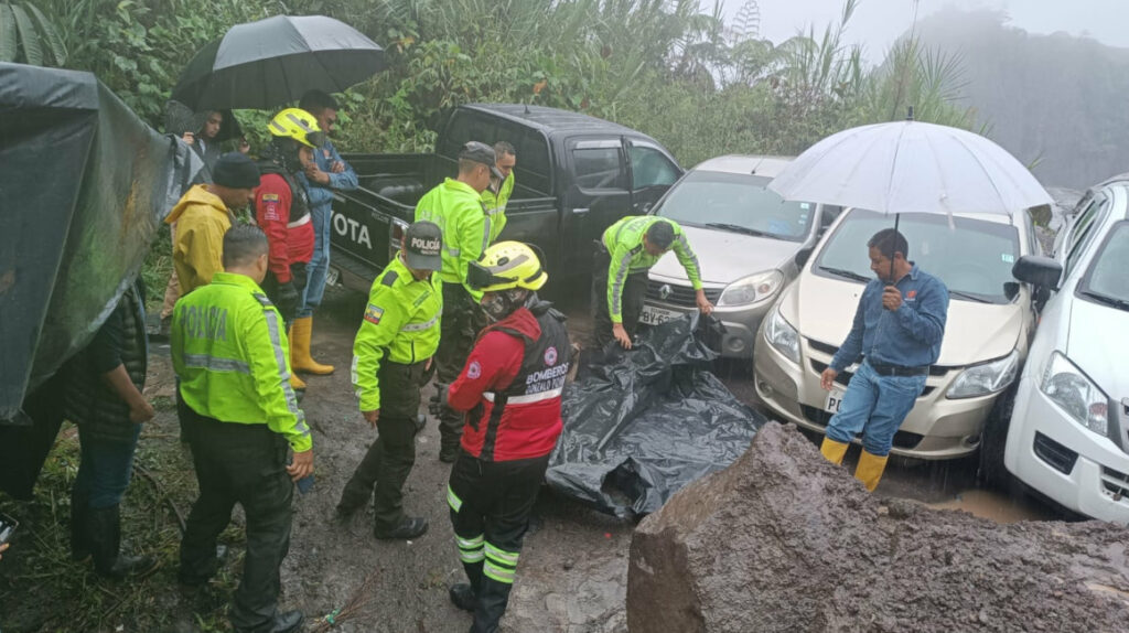 Deslizamiento de tierra en Napo deja un fallecido y cinco autos atrapados