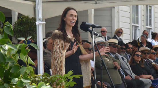 Jacinda Ardern, primera ministra de Nueva Zelanda, habla durante un discurso en Ratana Pa el 24 de enero de 2023.