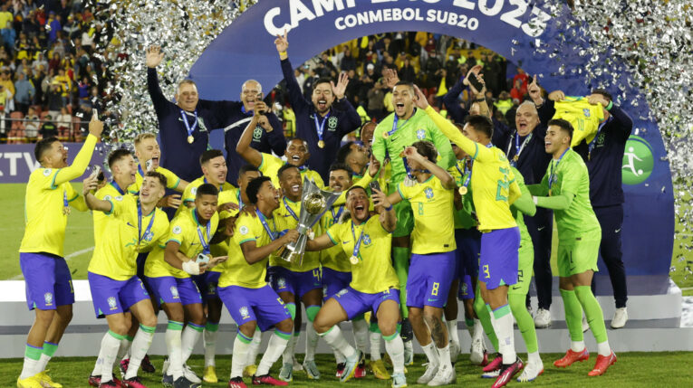 Los futbolistas brasileños festejan el título de campeón del Sudamericano Sub 20, en Bogotá, el 12 de febrero de 2023.