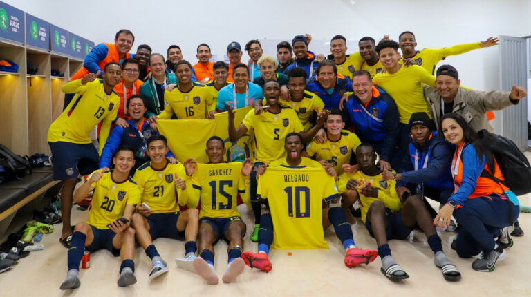 Los jugadores de Ecuador celebran la clasificación al Mundial Sub 20, el 12 de febrero de 2023 en Colombia.