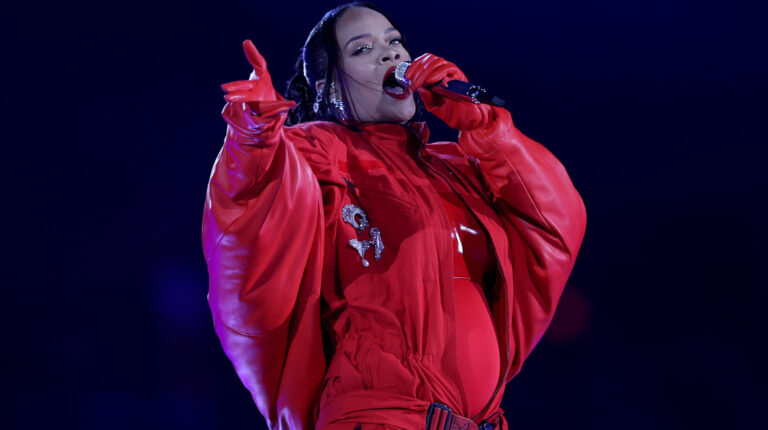 La cantante Rihanna actúa durante el medio tiempo del Super Bowl Kansas City Chiefs y Philadelphia Eagles en el State Farm Stadium de Glendale, Arizona.