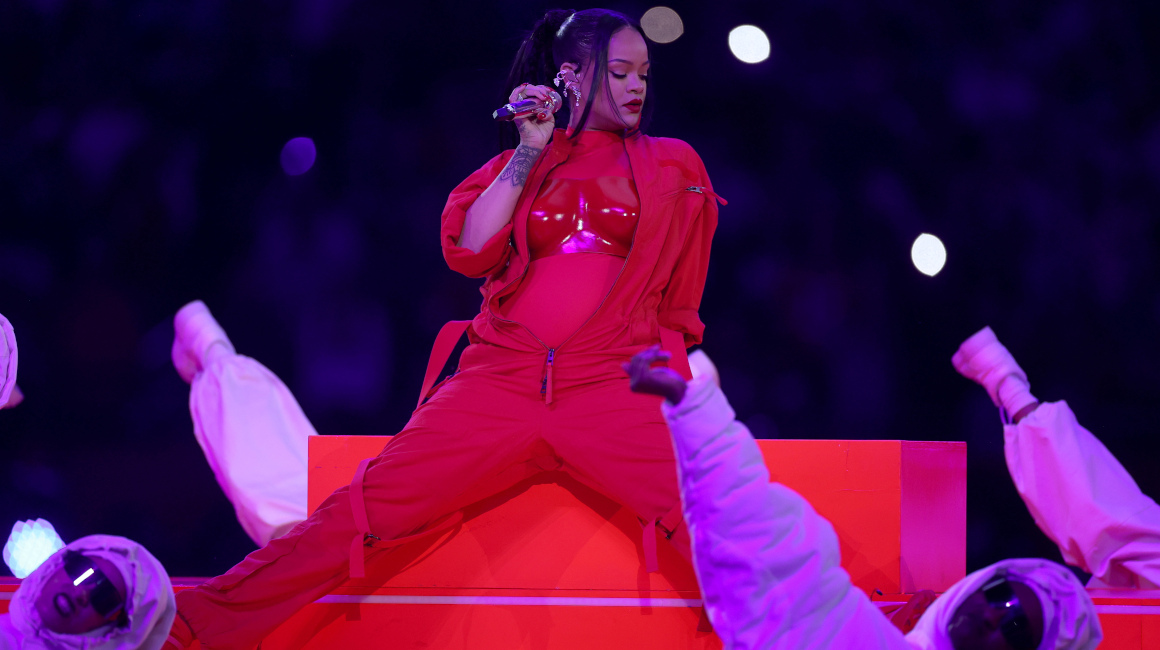 Rihanna actúa durante el medio tiempo del Super Bowl 2023.
