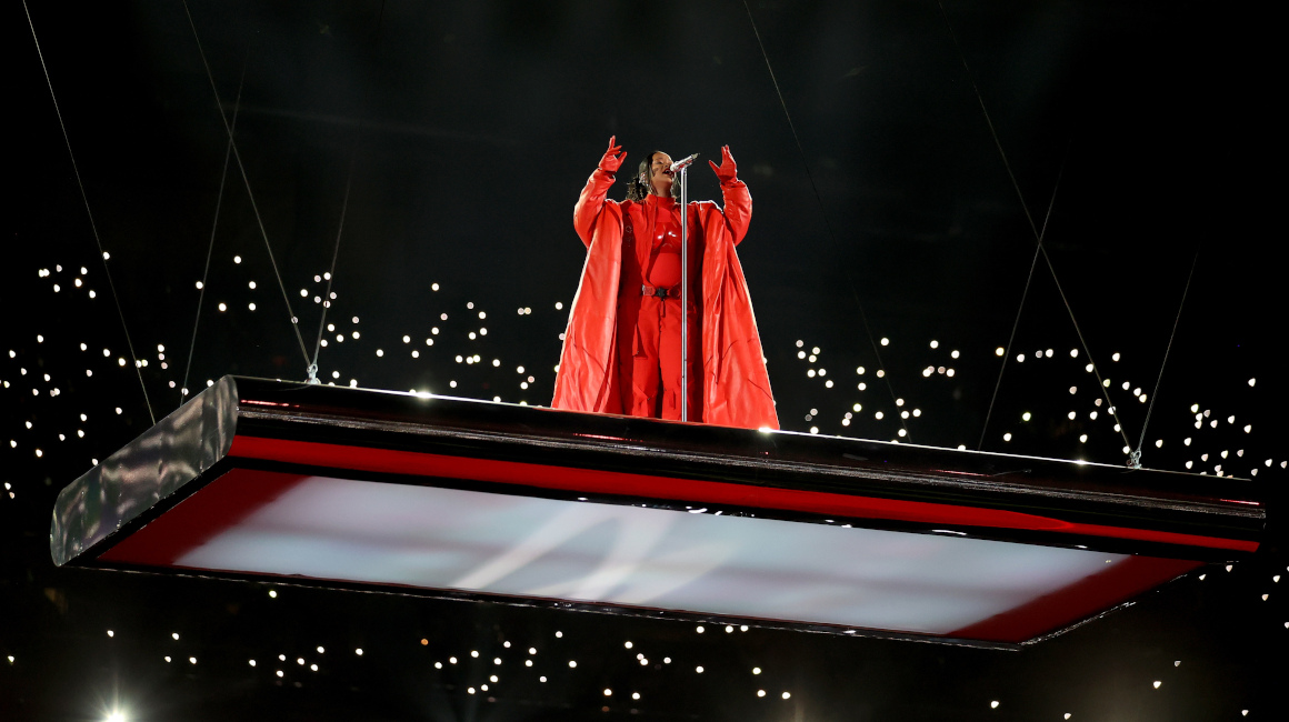 Rihanna durante su presentación del 12 de febrero de 2023 en el Super Bowl.