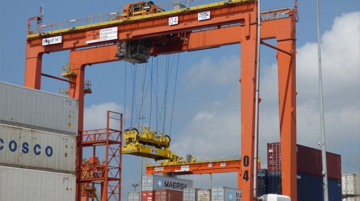 Imagen referencial de la carga de contenedores en puertos de Ecuador.