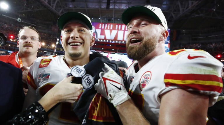 Patrick Mahomes y Travis Kelce, de los Kansas City Chiefs, festejan su victoria en el Super Bowl, el 12 de febrero de 2023.