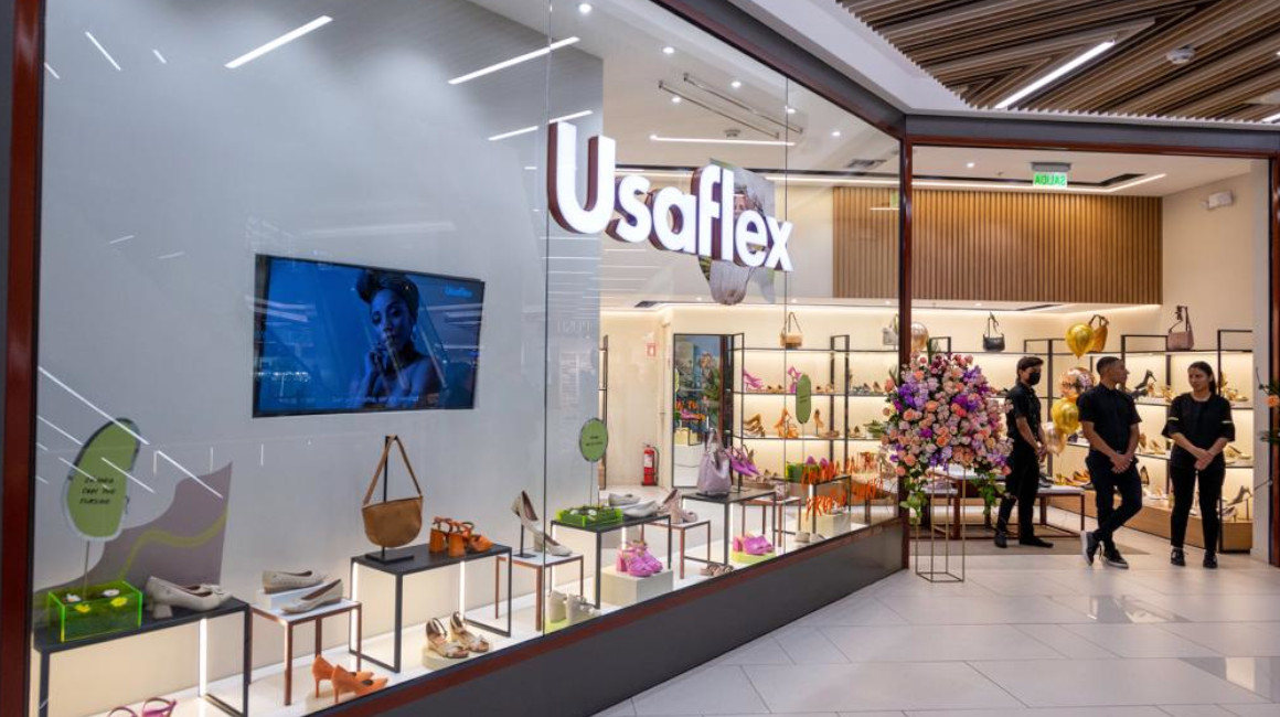 Tienda de calzado brasilera Usaflex, en un centro comercial en Quito, en febrero de 2022.
