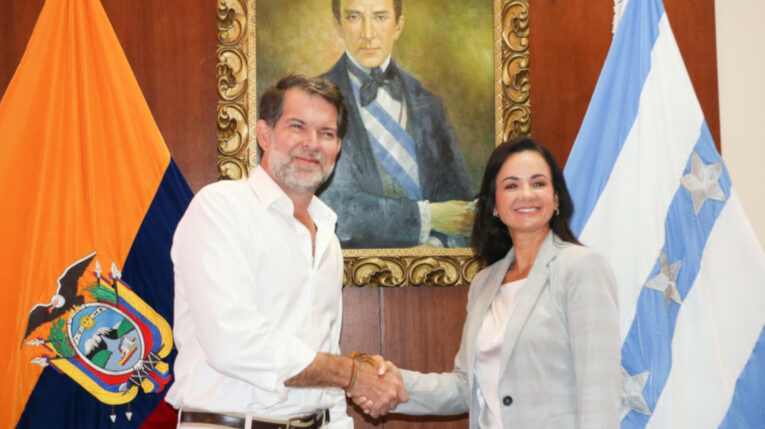 El gobernador de Guayas, Francesco Tabacchi, y la prefecta electa de la provincia, Marcela Aguiñaga, se reunieron el 14 de febrero de 2023 en Guayaquil.