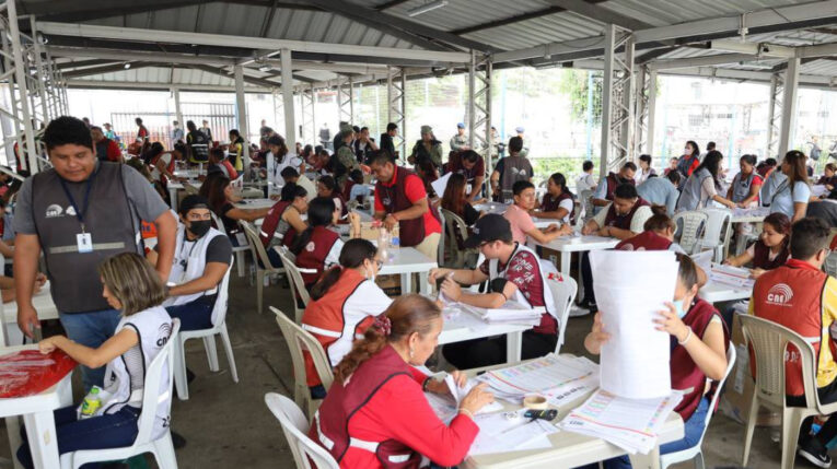 Vista panorámica de las mesas de recuento de actas del referendo, en la delegación electoral de Guayas, el 14 de febrero de 2023.
