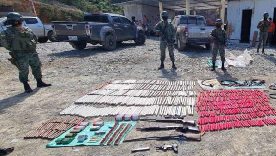 Militares decomisan armas y municiones en Ponce Enríquez, en octubre de 2021.