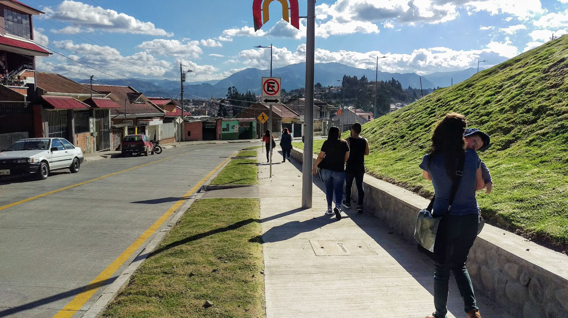 Se pueden ubicar postes y letreros para que no obstaculicen las aceras, pero en Ecuador no se hace así.