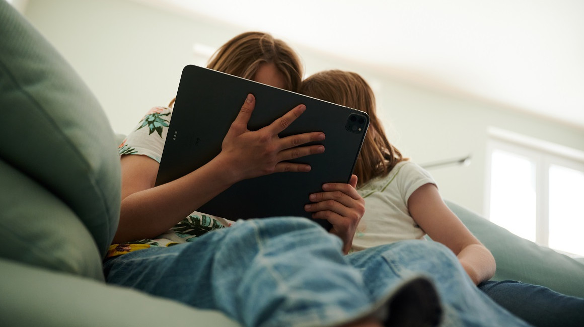 Niños pasan hasta dos horas conectados a pantallas