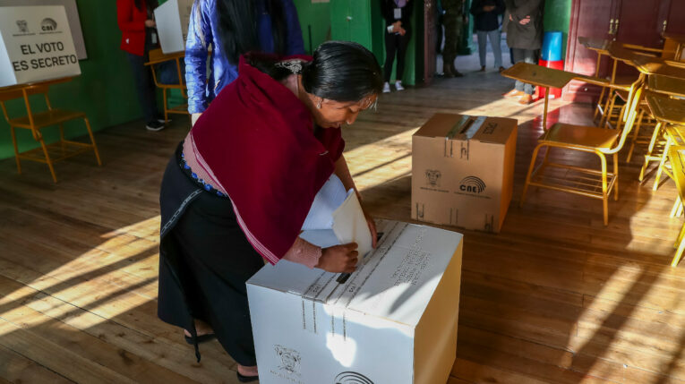 Una mujer deposita su voto en un recinto en Quito, durante las elecciones de este 5 de febrero de 2023.