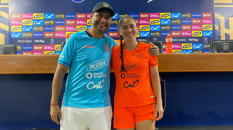 El director técnico Andrés Usme y la jugadora Ligia Moreira luego de la rueda de prensa de la Tri femenina, el 15 de febrero de 2023.