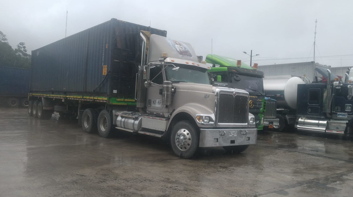 Transporte de carga de la empresa Transportes Sánchez Polo del Ecuador, en el paso fronterizo de San Miguel.