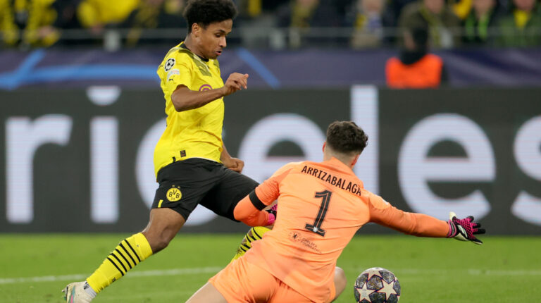 Karim Adeyemi, del Borussia Dortmund, anota el 1-0 ante Chelsea en la Champions League, el 15 de febrero de 2023.