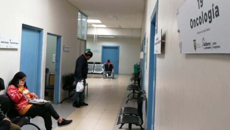 Pacientes esperan afuera del consultorio de oncología del Hospital Vicente Corral Moscoso, de Cuenca, el 15 de febrero de 2023.