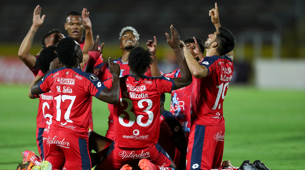 Los jugadores de El Nacional celebran arrodillados uno de los goles convertidos a Nacional Potosí por la Copa Libertadores, el 15 de febrero de 2023.