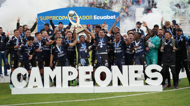 Los jugadores de Independiente del Valle festejan el título de la Supercopa, el 11 de febrero de 2023.