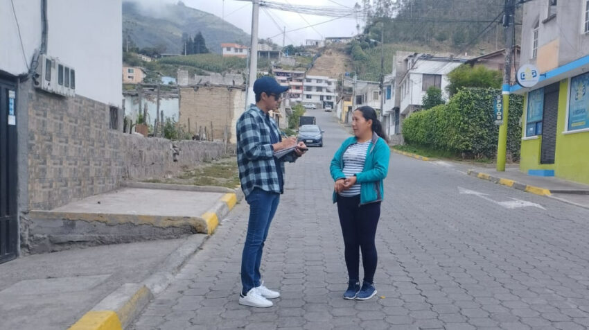 Karina Seminario explica a PRIMICIAS sobre los problemas que enfrentan los habitantes. 