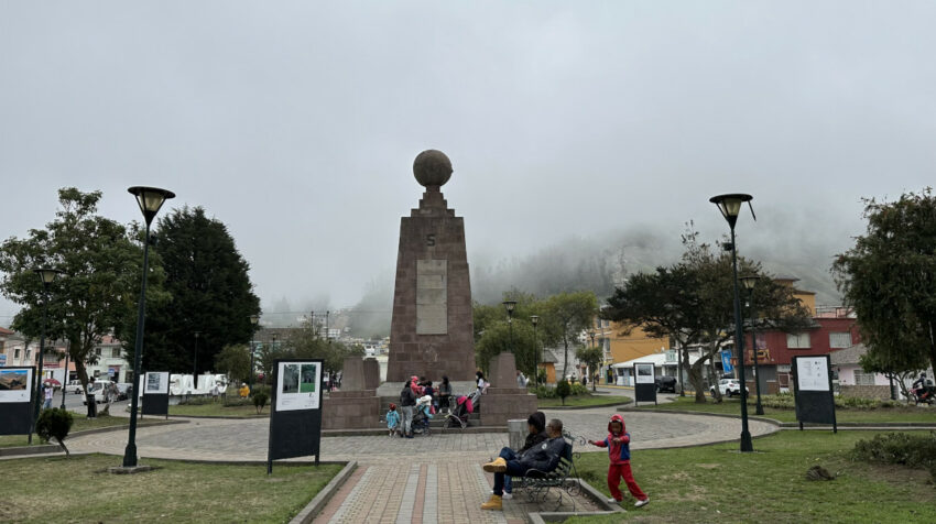 Monumento a la Mitad del Mundo en la plaza central de Calacalí. 