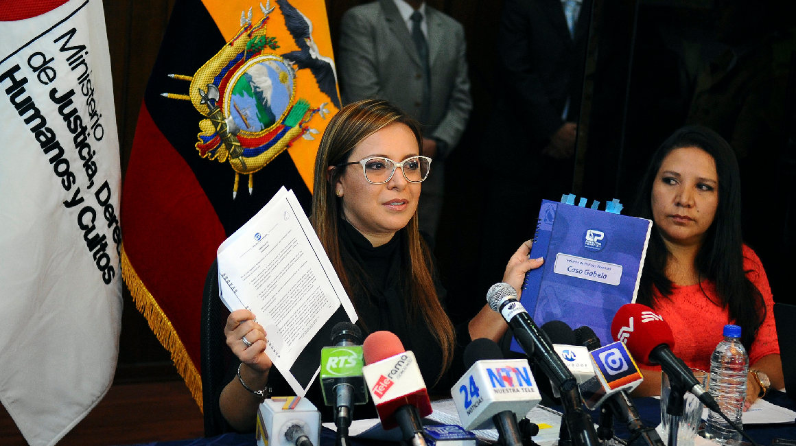 En una rueda de prensa, la exministra de Justicia, Leydi Zúñiga, presentó el informe pericial sobre la muerte del excomandante de la FAE, Jorge Gabela, el 3 de febrero de 2015.
