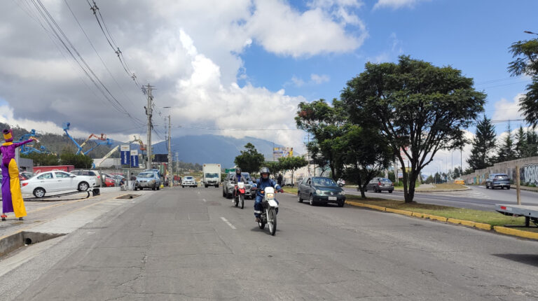 Motocilistas en la avenida Simón Bolívar de Quito, el 17 de febrero de 2023.