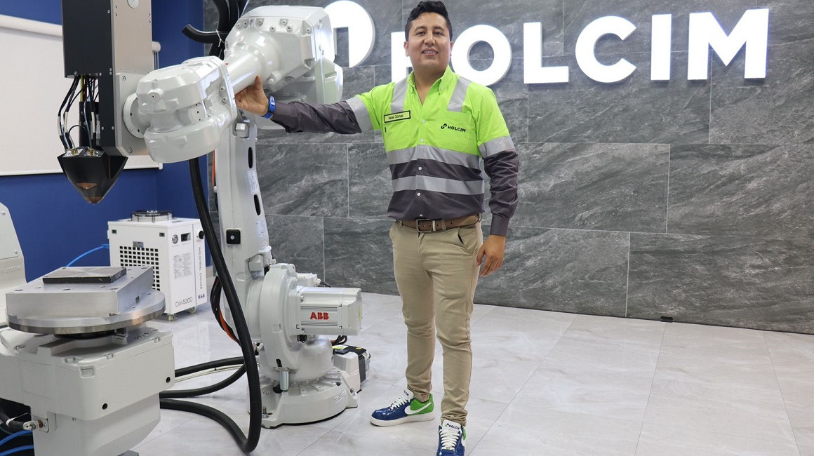 Isaías Gómez dirige el centro de innovación y el sistema robótico de impresión 3D de metales. 