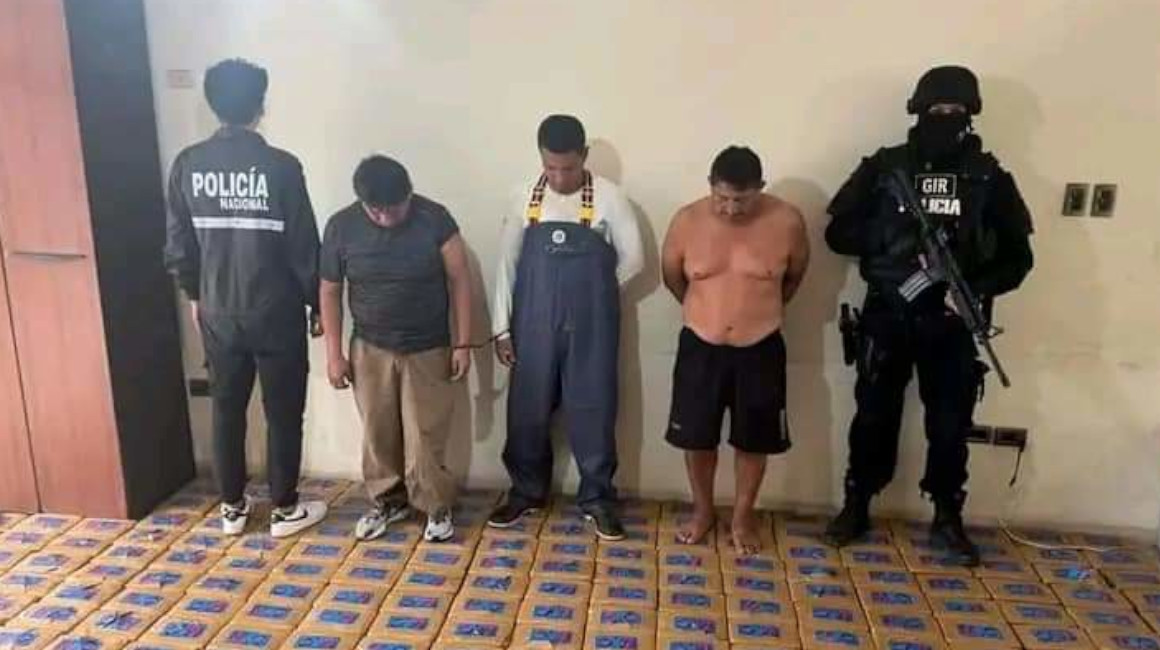 La Policía presentó a tres de los cinco implicados en supuesto narcotráfico en  Machalilla, Manabí, el 30 de enero de 2023.