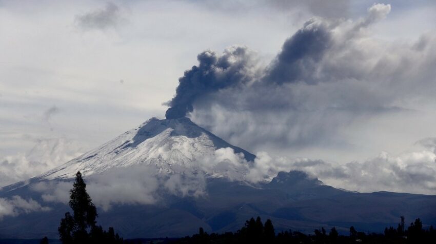 Emisión de ceniza y gases del volcán Cotopaxi, este 18 de febrero. Vista desde la Brigada Patria, en la vía Latacunga-Quito.