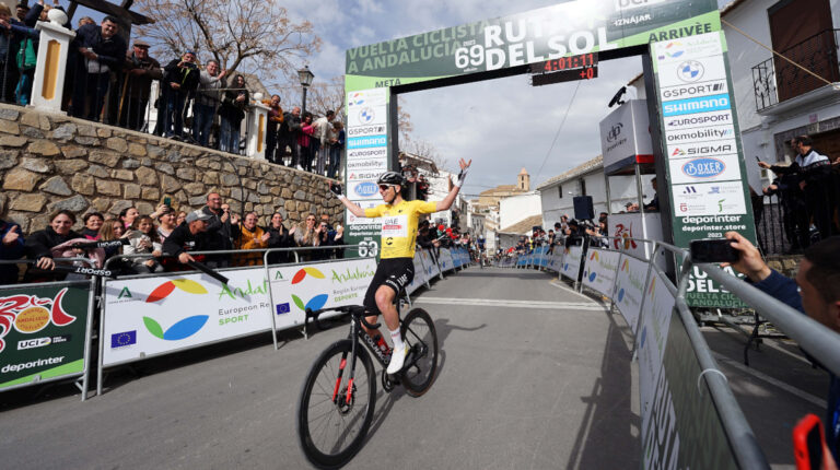 El corredor esloveno Tadej Pogacar (UAE Team Emirates) se impone en la cuarta etapa de la Vuelta a Andalucía disputada entre Olvera (Cádiz) e Iznájar, el sábado 18 de febrero de 2023.