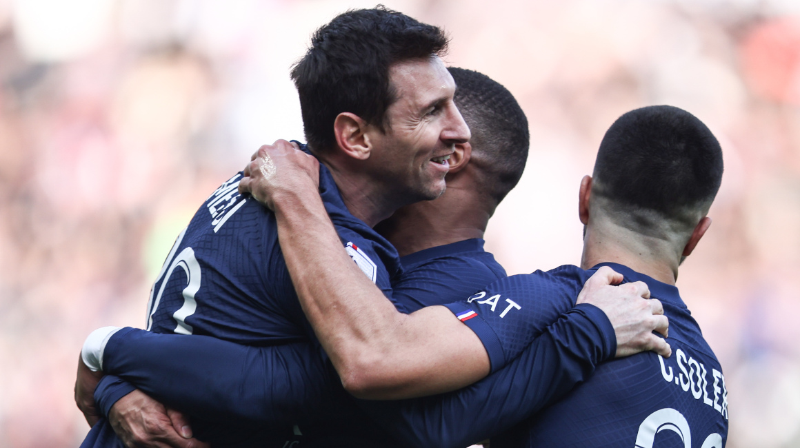 Lionel Messi del Paris Saint-Germain celebra con Kylian Mbappe y Carlos Soler tras marcar el 4-3 durante el partido de la Ligue 1 francesa ante el Lille, el 19 de febrero de 2023.