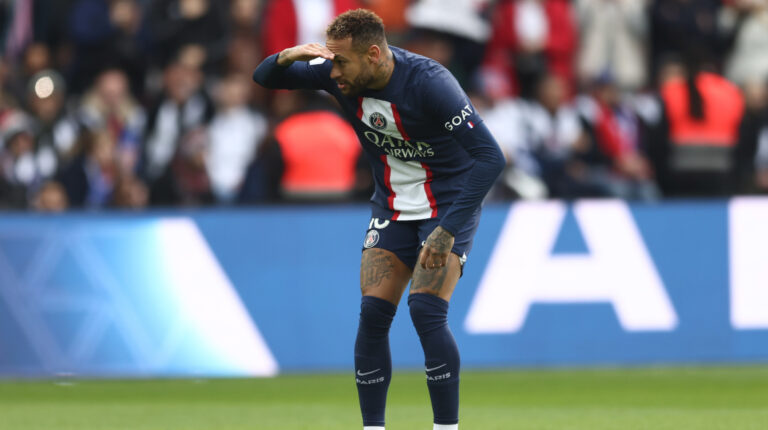 Neymar celebra tras marcar un gol durante el partido entre el PSG y el Lille, el 19 de febrero de 2023.
