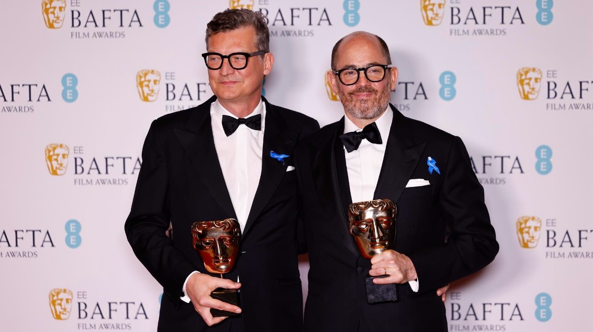 Edward Berger, a la derecha, sostiene su premio BAFTA como director. Lo acompaña Malte Grunert, que ganó por su guion de 'Sin novedad en el frente'.