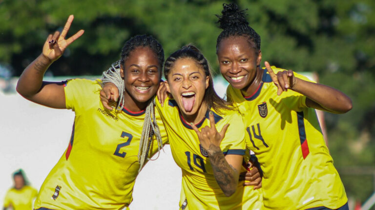Las jugadoras de Ecuador festejan uno de los goles convertidos a Bolivia, el 20 de febrero de 2023.