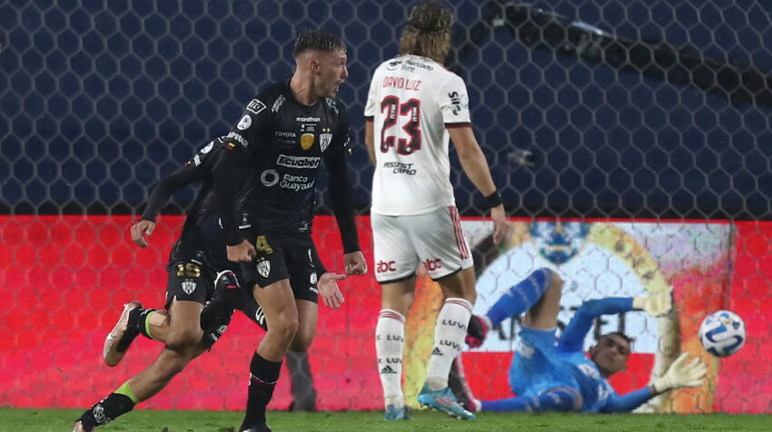 Mateo Carabajal celebra su gol anotado en el partido de ida de la Recopa Sudamericana entre Independiente de Valle y Flamengo, el 21 de febrero de 2023.