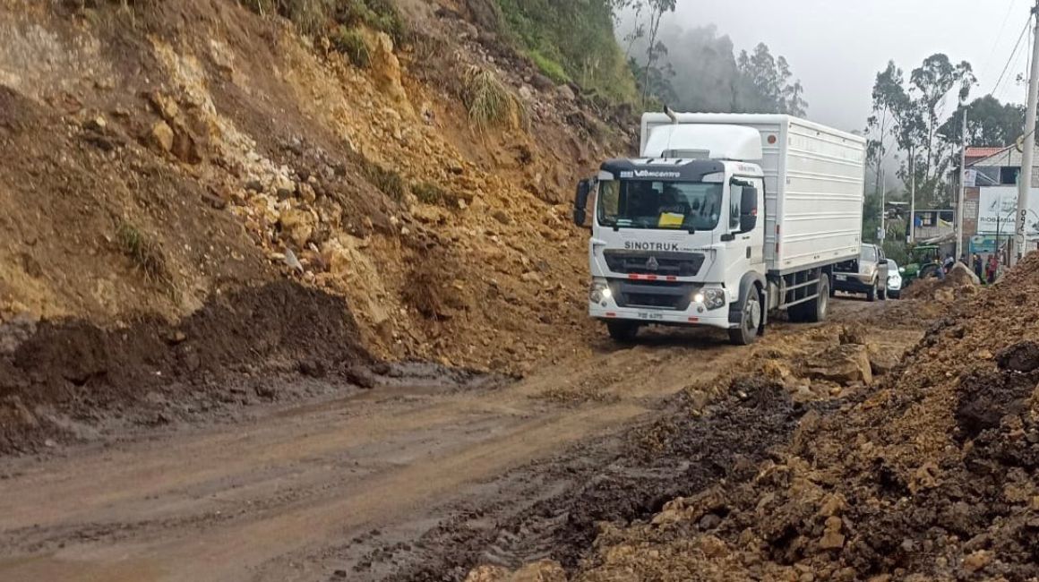 Vehículos circulan por la vía Colta-Alausí-Chunchi, en el sector Casual, el 21 de febrero de 2023, donde ocurrió un gran deslizamiento de tierra.