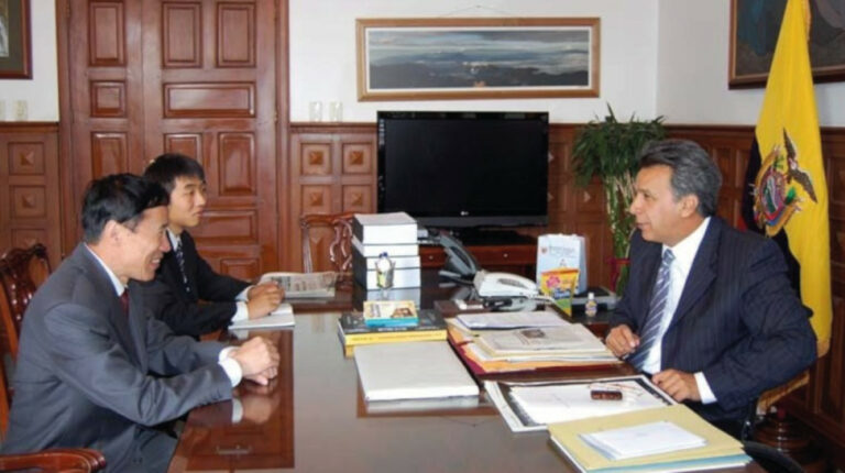 Lenín Moreno, como vicepresidente de la República, durante una reunión con Cai Runguo, exembajador de China en Ecuador y exrepresentante de Sinohydro.