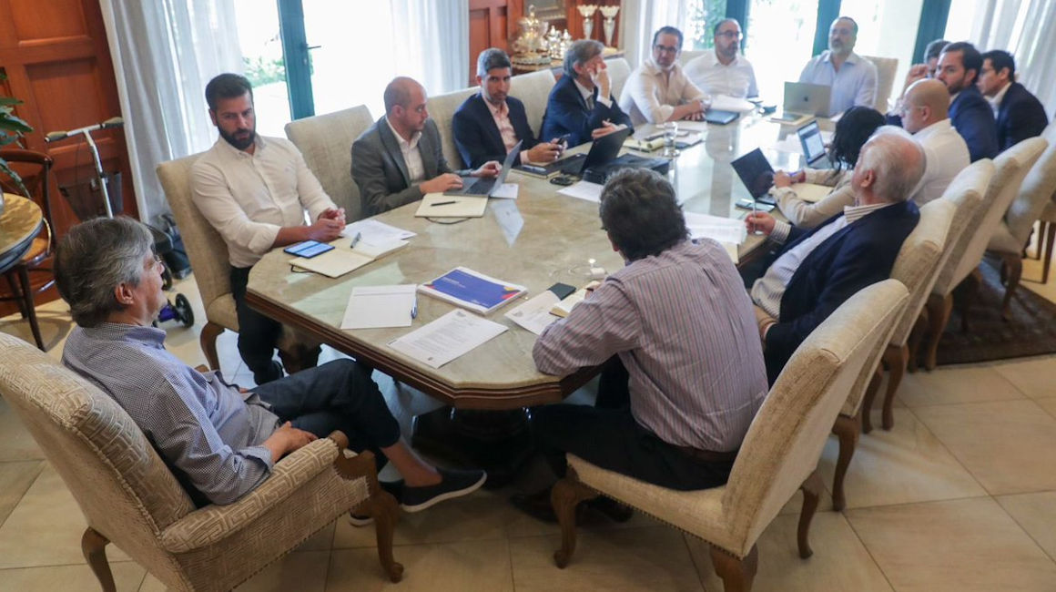 El presidente Guillermo Lasso, junto a los ministro del frente económico en una reunión. Imagen publicada el 22 de febrero de 2023.