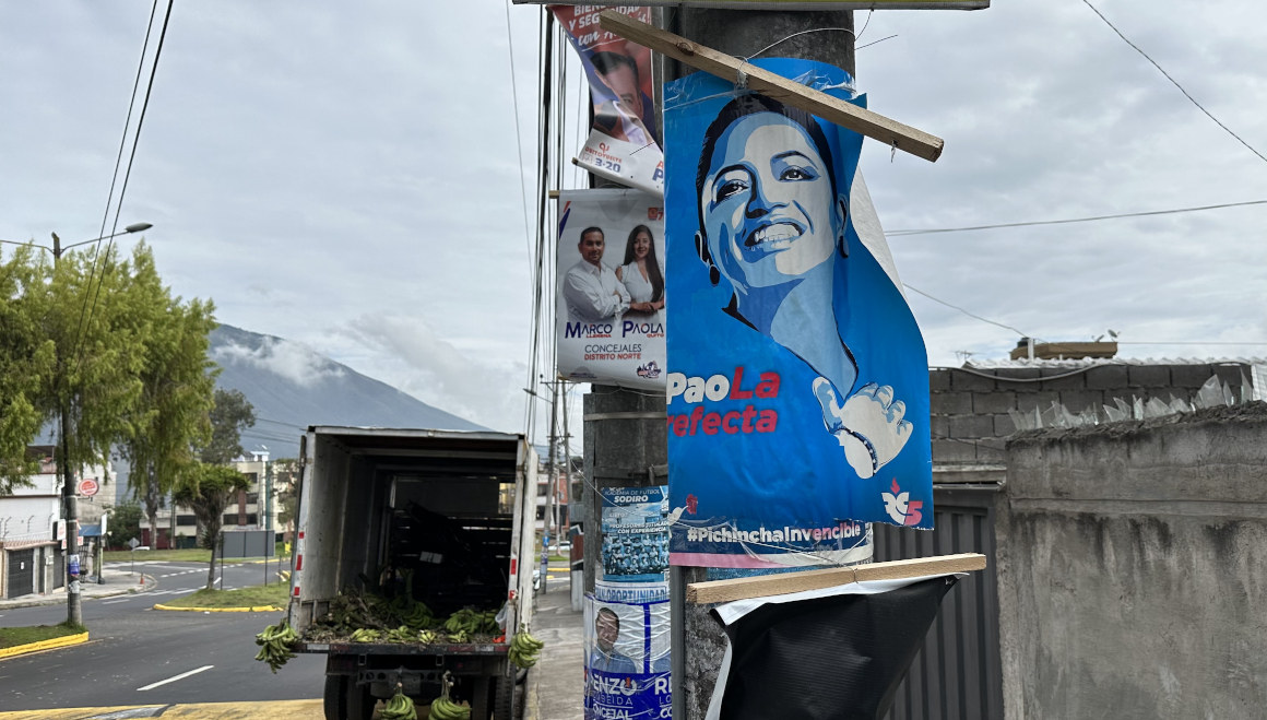Publicidad electoral continúa en los postes de Carcelén.