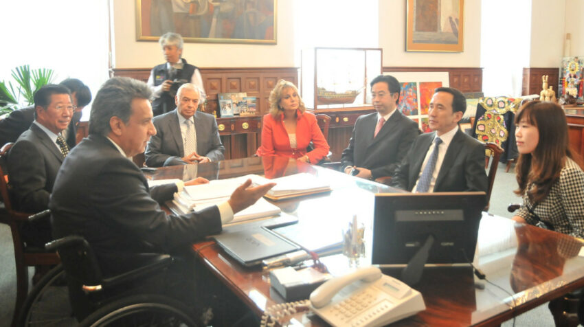 Lenín Moreno, exvicepresidente de Ecuador, en una reunión con representantes de Sinohydro, junto a Conto Patiño.