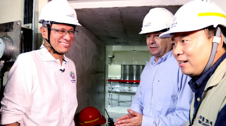 Jorge Glas, exvicepresidente de Ecuador, junto a Esteban Albornoz, exministro de Energía, y un técnico de Sinohydro, durante la apertura de compuertas del primer giro de la unidad 1 del Proyecto Hidroeléctrico Coca Codo Sinclair, el 15 de diciembre de 2015.