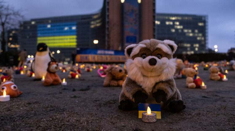 Protesta con peluches contra el secuestro de niños ucranianos