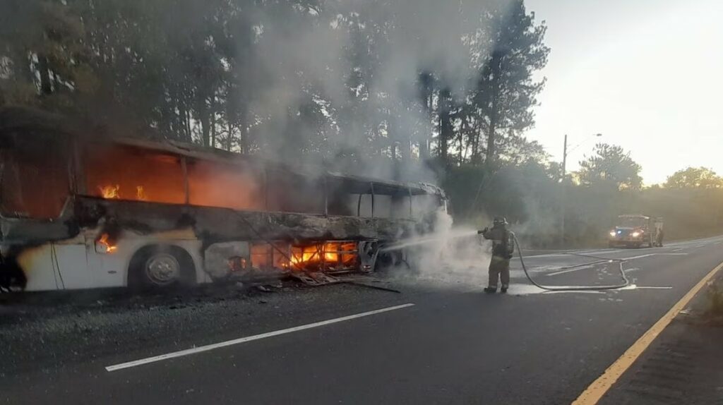 Bus con migrantes que cruzaron el Darién se incendia en Panamá