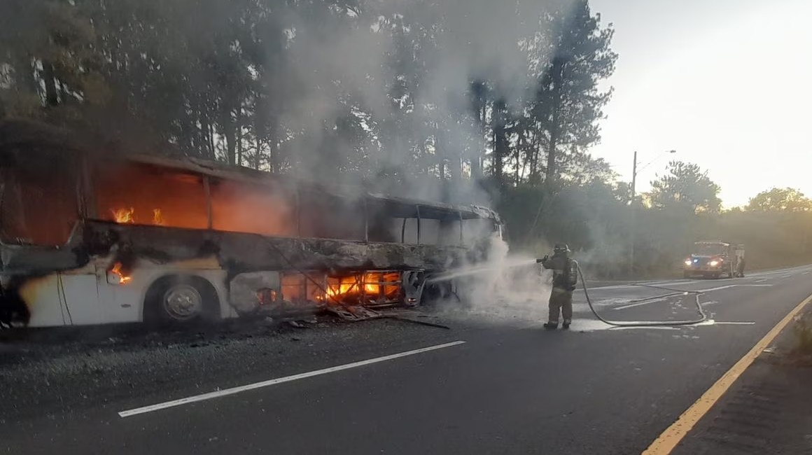 Así quedó el bus de migrantes luego de incendiarse, en la carretera Panamericana de Panamá.