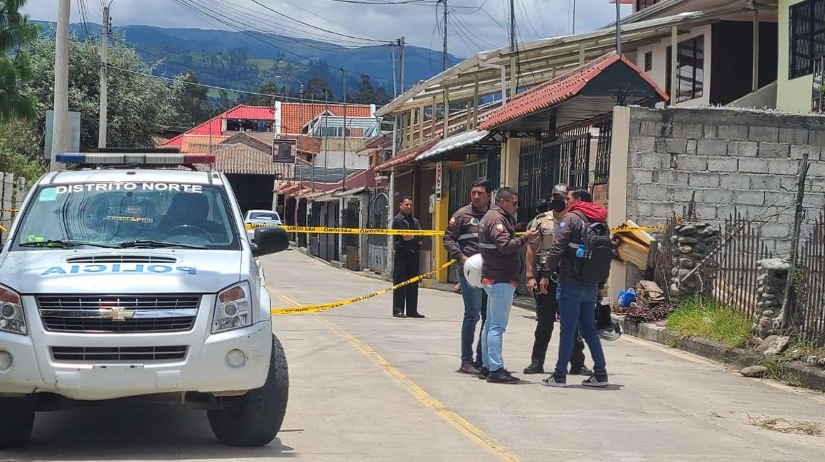 Miembros de la Policía y la Fiscalía, en el lugar en que fue hallado el cuerpo de Maribel Castillo, en Cuenca.