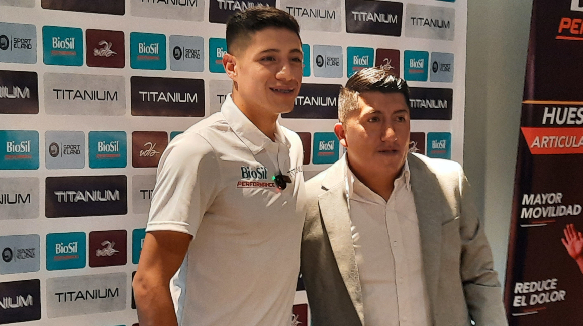 El marchista David Hurtado junto a su entrenador Javier Cayambe, en Quito, el 27 de febrero de 2023.