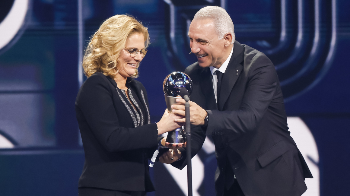 Sarina Wiegman recibe el premio a mejor entrenadora del fútbol femenino en los premios The Best.
