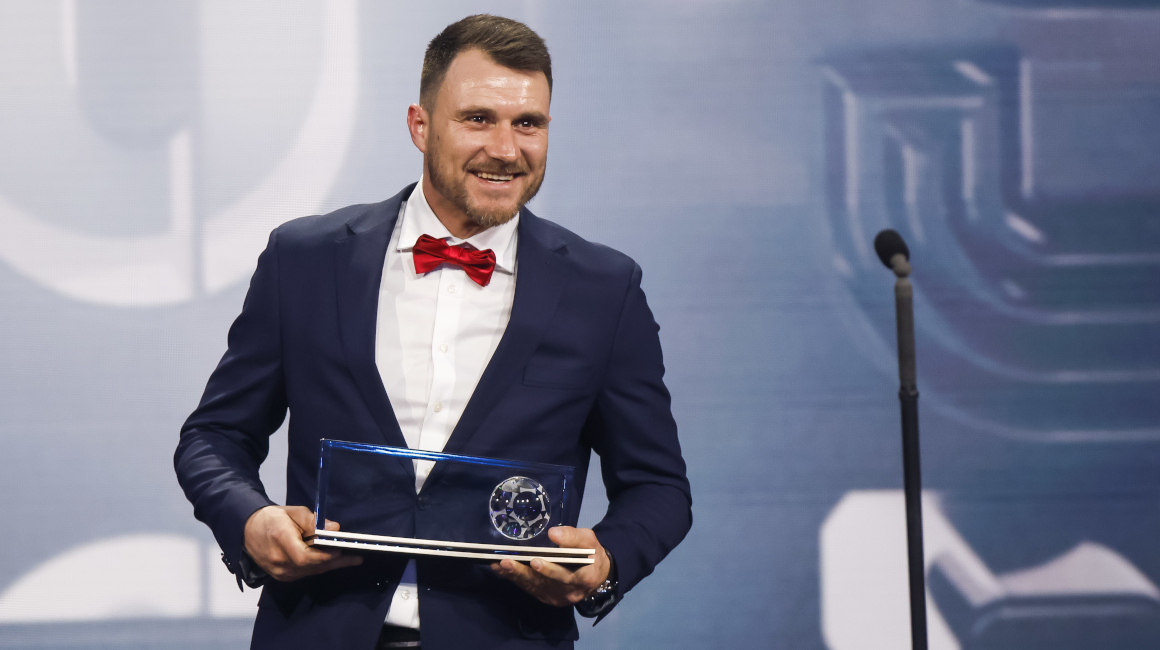Marcin Oleksy, con el premio Puskas a mejor gol del año en los premios The Best.
